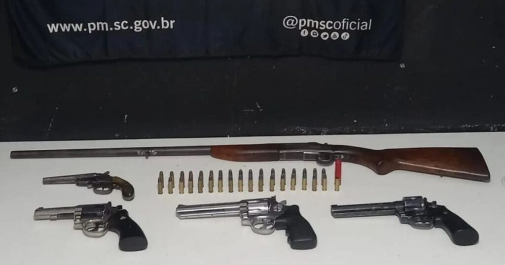 A Polícia Militar prendeu um homem, armas e munições após ocorrência registrada no último final de semana, em Itajaí.