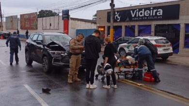 Colisão entre motos e carro deixa três feridos em Camboriú