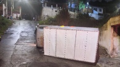 Caminhão capota na subida de morro na Praia Brava, em Itajaí