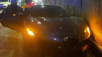 Ferrari de R$ 5 milhões colide no túnel do Morro do Boi e interdita BR-101