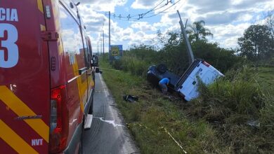 Colisão seguida de capotamento deixa dois feridos na BR-414 em Navegantes