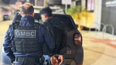 Ford Ka é flagrado na contramão e condutor embriagado é preso na Avenida Atlântica