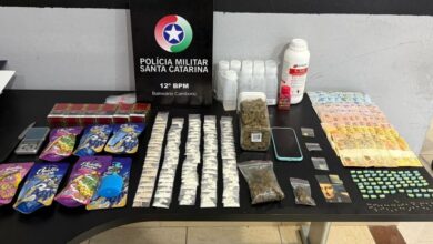 PM fecha ponto de tráfico em comércio de açaí em Balneário Camboriú e prende dois suspeitos