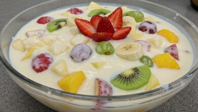 Salada de frutas com creme de leite ninho: cremosa e refrescante