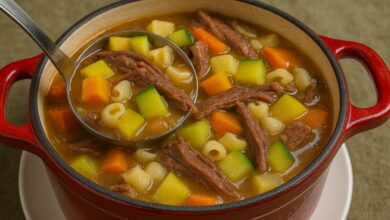 Sopa de carne desfiada com legumes e macarrão para aquecer seu dia