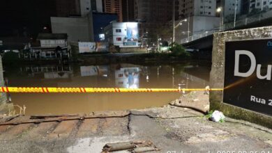 Veículo cai no Rio Perequê durante a madrugada em Porto Belo