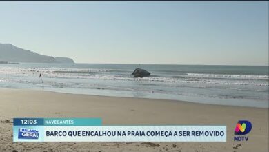 Barco encalhado há nove meses preocupa moradores de Navegantes