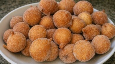 Bolinho de chuva da vovó que fica fofinho e saboroso