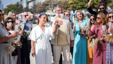 Casal se casa na Festa dos Amigos onde se conheceu há 9 anos