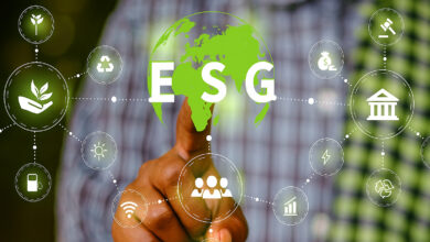 Mão negra feminina toca tela virtual com ícones representando práticas ESG e sustentabilidade.