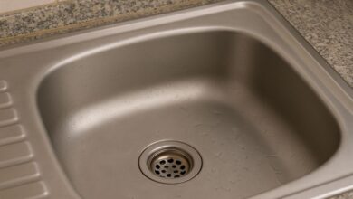 Como desentupir ralos com segurança e evitar prejuízos na tubulação