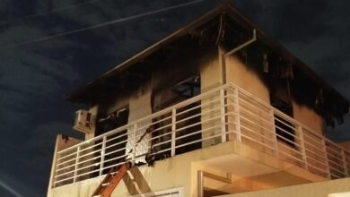 Incêndio destrói segundo pavimento de residência no Residencial Itamirim, em Itajaí