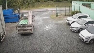 Kombi cai em rio segundos após motorista descer em SC