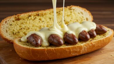 Pão de alho recheado com coração e queijo: simples e saboroso