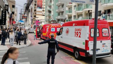 Colisão entre moto e patinete elétrico deixa dois feridos em Balneário Camboriú