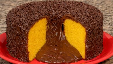 Receita fácil de bolo vulcão de cenoura com brigadeiro