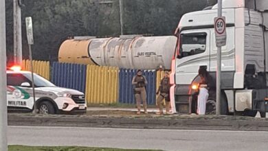 Caminhoneiro foge sem pagar programa para travesti em SC