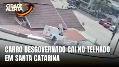 Acidente inusitado: carro para no telhado de residência em SC