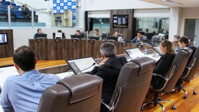 Sessão legislativa traz discursos sobre democracia, campanha Agosto Lilás e acusações graves contra projeto bilionário