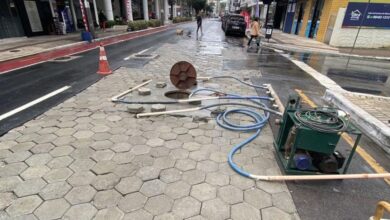 Obra da Emasa interdita meia pista da Avenida Brasil até quinta-feira em Balneário Camboriú