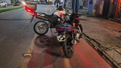 Motociclista é flagrado 'fazendo grau' em SC