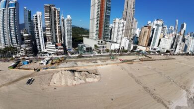 O que é 'muro invisível' em construção em famosa praia de SC