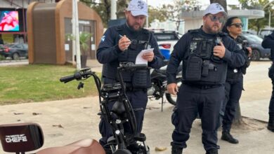 Mais de 80 patinetes elétricos são parados em barreiras de trânsito em Balneário Camboriú