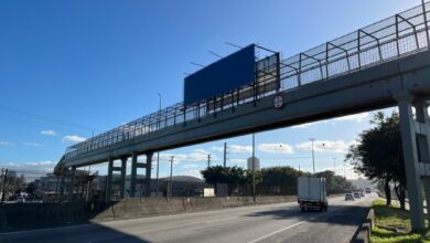 Prefeitura notifica placa por obstrução de visibilidade em passarela da BR-101