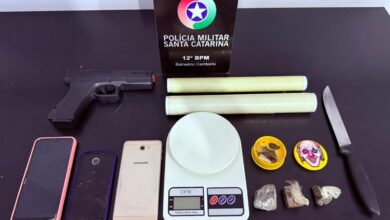 Traficante foge pulando casas, mas é preso com drogas e simulacro em Camboriú