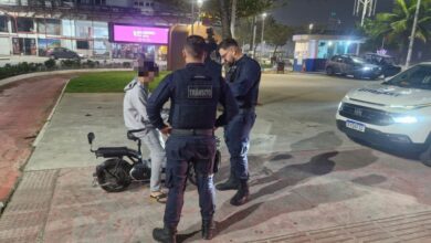 Balneário Camboriú faz fiscalização e retém ciclomotores por falta de capacete