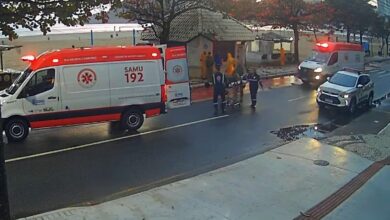 Biz invade ciclofaixa e acerta ciclista na Avenida Atlântica