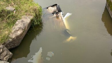 Carro de locadora cai em rio no interior de Camboriú e motorista não é encontrado no local
