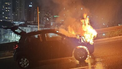 Carro pega fogo na Avenida Panorâmica e bloqueia trânsito em Balneário Camboriú