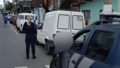 Carro furtado é localizado pela GM na esquina da Rua Brusque com a Rua Bombinhas