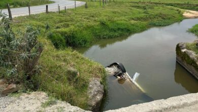 Carro cai em rio na Estrada Geral dos Macacos, em Camboriú