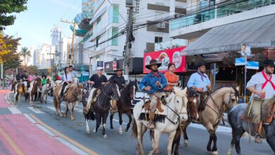Cultura gaúcha toma conta das ruas de BC com Cavalgada Farroupilha