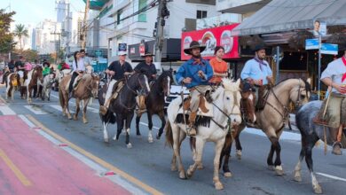 Cavalgada Farroupilha reúne mais de 200 cavalos pelas ruas de Balneário Camboriú