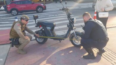 Fiscalização em BC retém ciclomotores por falta de capacete e retrovisores