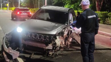 Condutora perde o controle e colide Jeep em poste na Barra Sul