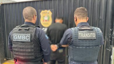 Homem foge de blitz, abandona veículo e é preso em Balneário Camboriú