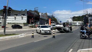 Motorista capota carro ao fazer retorno na Avenida do Estado em Balneário Camboriú