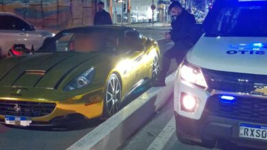 Motorista de Ferrari alega erro do GPS após ser flagrado em ciclofaixa em Balneário Camboriú