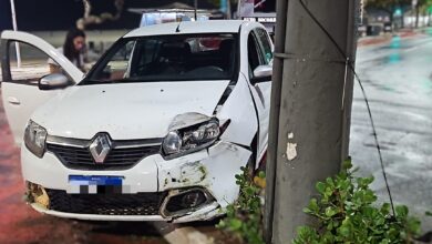 Motorista perde o controle e derruba placas de trânsito na Avenida Atlântica