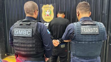 Motorista foge de blitz, abandona carro e é preso após perseguição em Balneário Camboriú