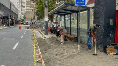 Ponto de ônibus da Rua 1520 passa por obras para ampliar calçada