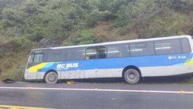 Ônibus com 25 passageiros perde freio na Interpraias em Balneário Camboriú
