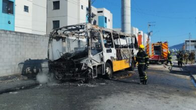 Ônibus do transporte coletivo pega fogo em Navegantes