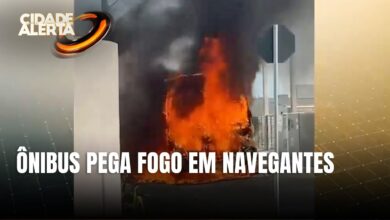 Ônibus pega fogo em Navegantes e motorista fica ferido