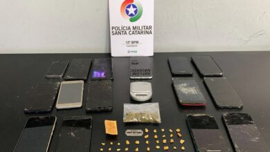 PM flagra dupla com crack e 15 celulares em Camboriú