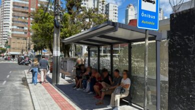 Ponto de ônibus da Rua 1520 é reconstruído após dois acidentes com ônibus